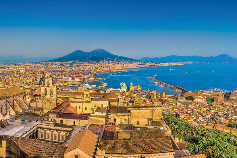 image Italie Campanie La ville de Naples avec le Vesuve  it