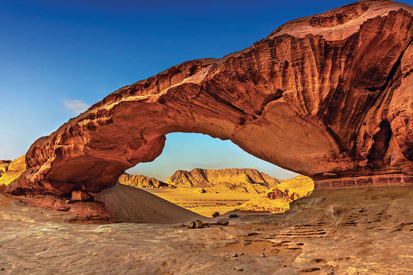 image Jordanie Wadi Rum desert Vue a travers une arche rocheuse  fo