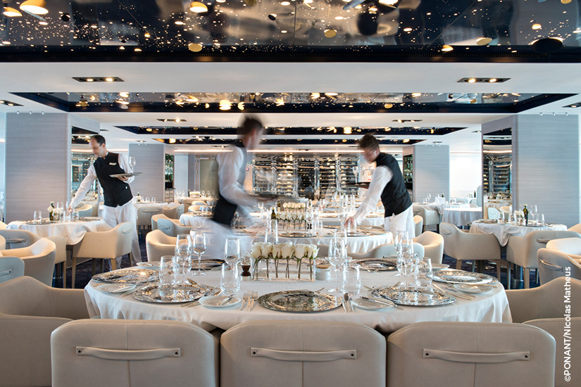 image PONANT navire Lyrial restaurant tables dressees